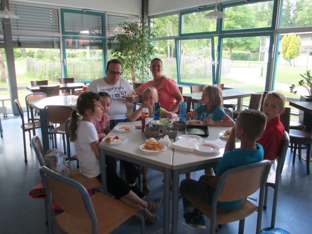  Herr Bayrakter und Frau Susuri beim gemeinsamen Essen mit den Schulkindern 