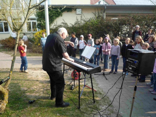  Herr Geßler motivierte die Schüler mit seinem E-Piano zum Singen. 