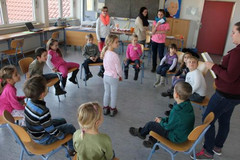 Schülerinnen gestalten einen Spielenachmittag mit Kindergartenkindern